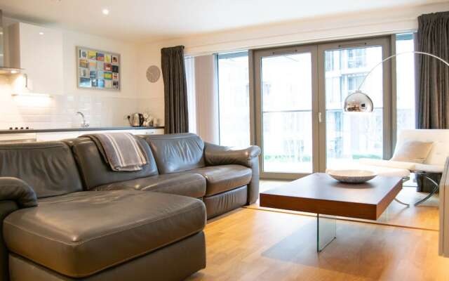 Stunning 2 Bedroom Apartment On The River Thames