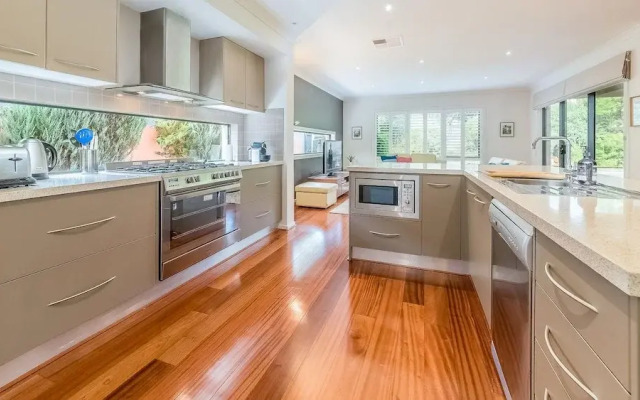 Oceans 11 - Surfside - Wifi & Foxtel - Pet Friendly (Outside Only)