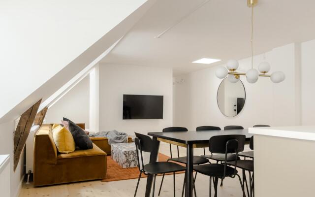 ★Central Apt · Newly Renovated · Shopping Street★