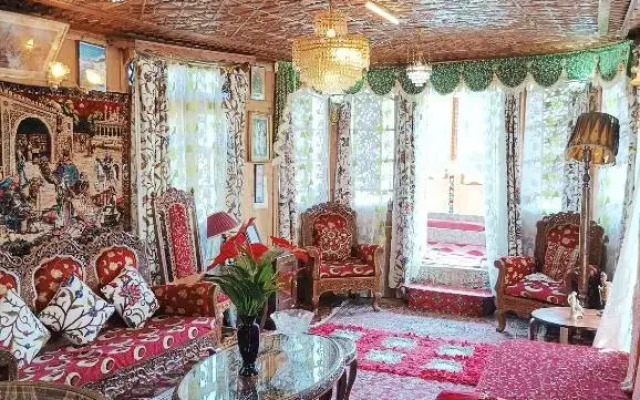 New minar group of houseboats
