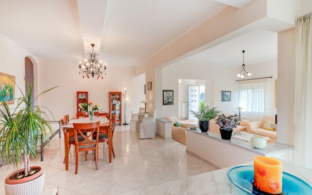 Light Filled Spacious Private Villa with Pool