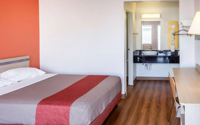 Motel 6 Bakersfield, CA - Convention Center