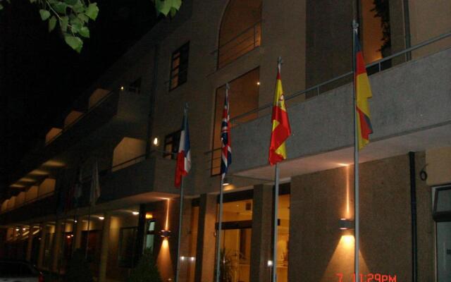 La Fontaine Hotel