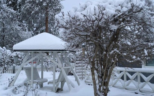 Tilava talo lähellä keskustaa