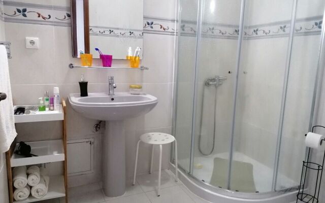 Holiday Home 2 Minutes From the Beach and Close to Major Tourist Attractions!