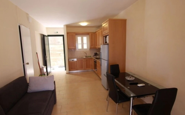 Menigos AB4G no50 Beachfront 2 Bdr Apt