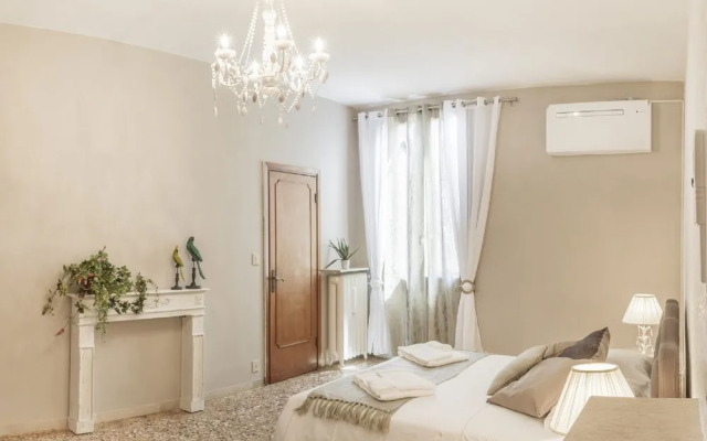 Grand Canal Rialto Palace Lift