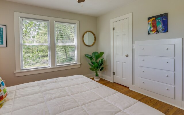 Vibrant Fayetteville Home - Walk Downtown!