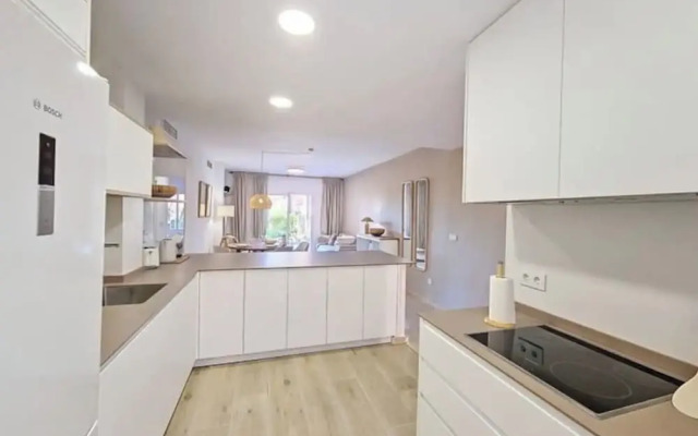 Coastal Retreat-sleeps 8, Sea View, Pool & Parking