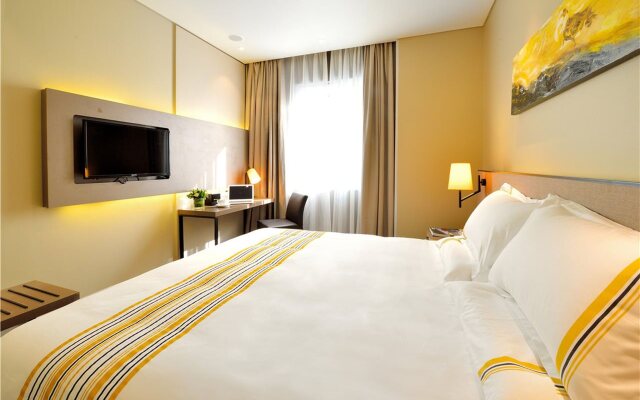 Home Inn Plus Shenyang Railway Station East Square