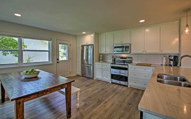 Deck, Fire Pit: Waterfront Lake Hamilton Home