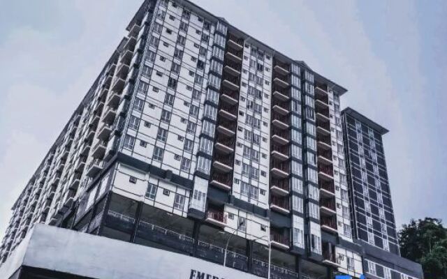 Moonight Luxe Suite, Cameron's Emerald Avenue