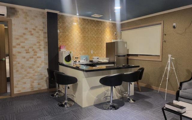 GoldenRoot Hotel in Gimhae