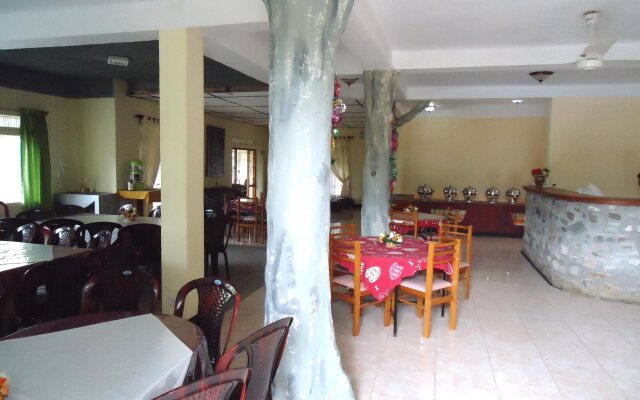 Lions Den Hotel