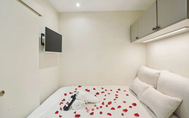 Ganneron in Paris With 1 Bedrooms and 1 Bathrooms