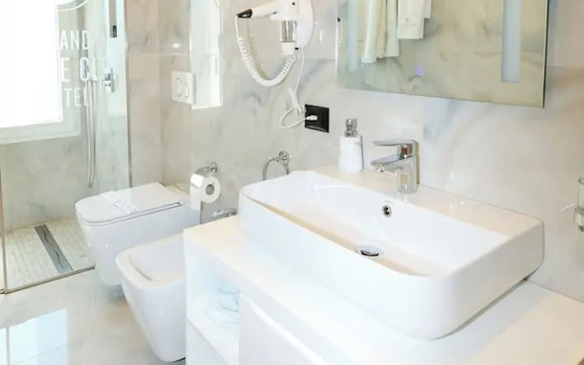 Grand White City Hotel