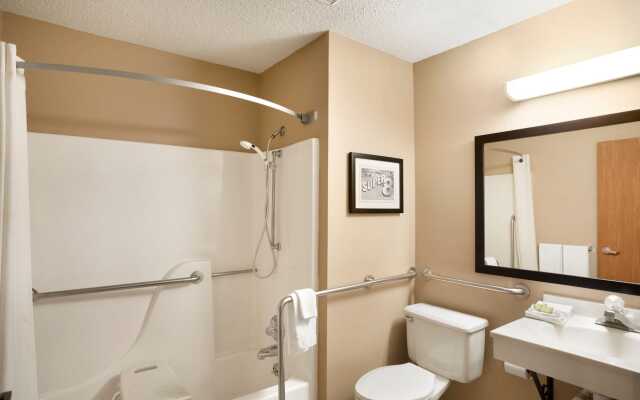 Super 8 by Wyndham Pittsburg KS
