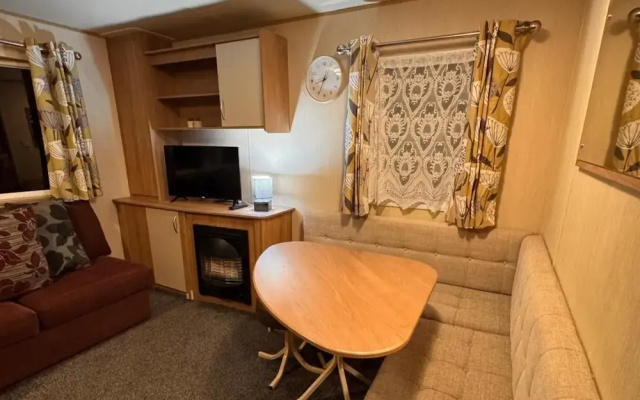 2 Bed Caravan - Sleeps 6 - Pet Friendly, Parking