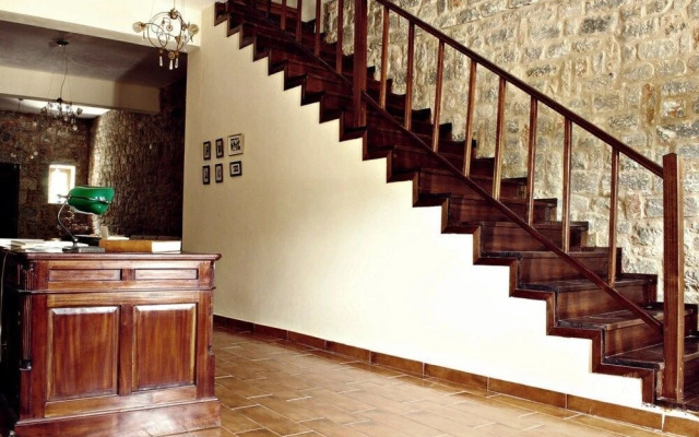 Vlyhada Residence & Restaurant