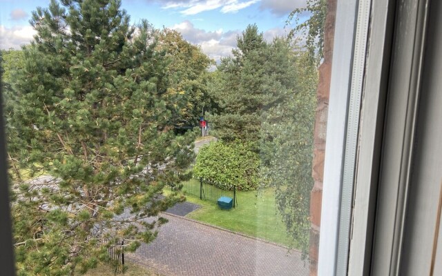 Royal Oak Apartment in Manchester Central Location
