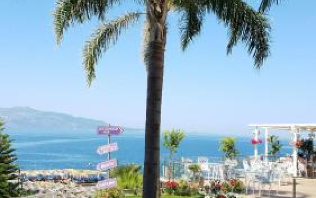 'Hasta La Vista' Saranda Penthouse Apartment