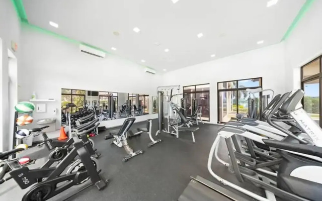 1BR Gold Coast Pools Tennis Gym Security