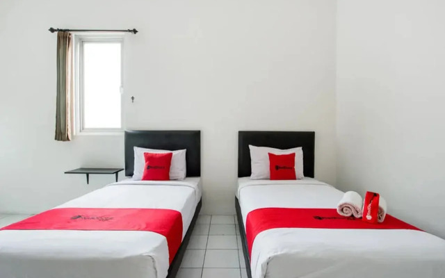 RedDoorz near Pantai Ria Kenjeran