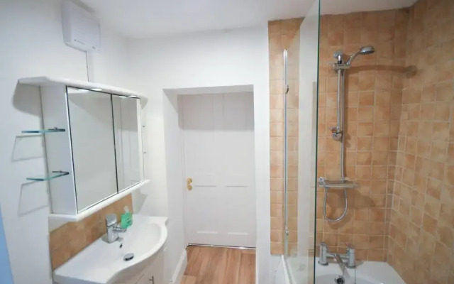 Stylish 3 Bedroom Maisonette Near City Centre