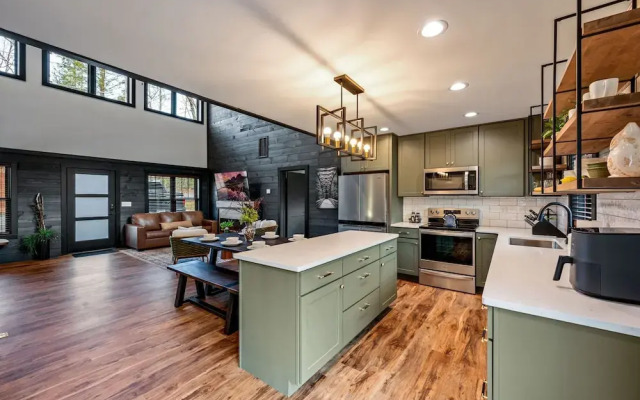 Game Room-hot Tub-10 Mins to Downtown Gatlinburg