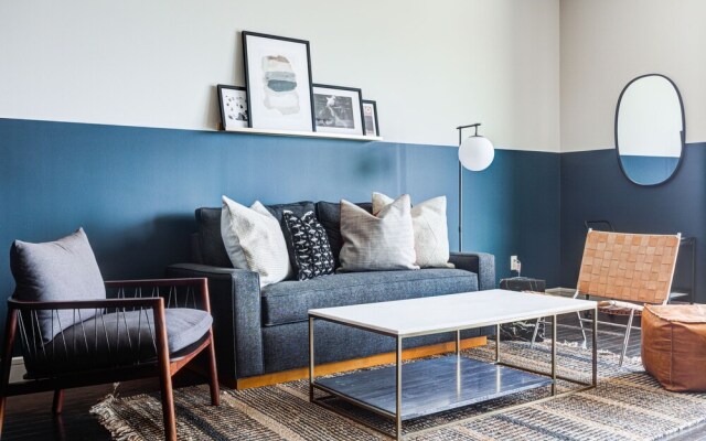 Domio Downtown Luxurious 2BR BBQ Grills