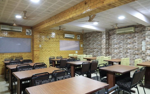 Hotel Rahul by OYO Rooms