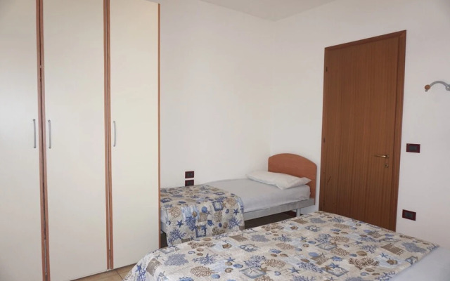 Holiday House With Pool and Garden