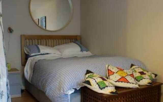 1 Bedroom Studio Flat With Free Parking Sleeps 2