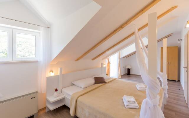 Hedera Estate, Villa Hedera X