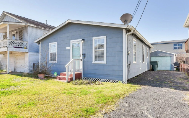 Convenient Galveston Home < 1 Mi to Beach!