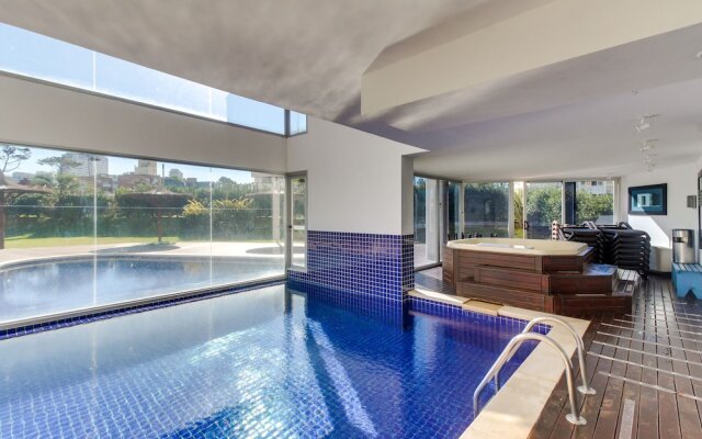 Comodo apartamento c/ piscina interior y exterior