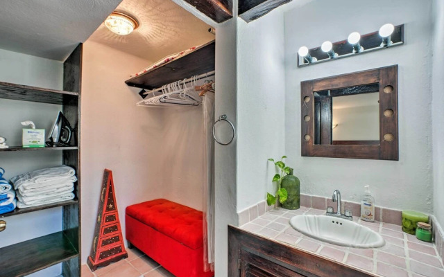 Updated Oceanside Townhome w/ Pool: Walk to Beach!