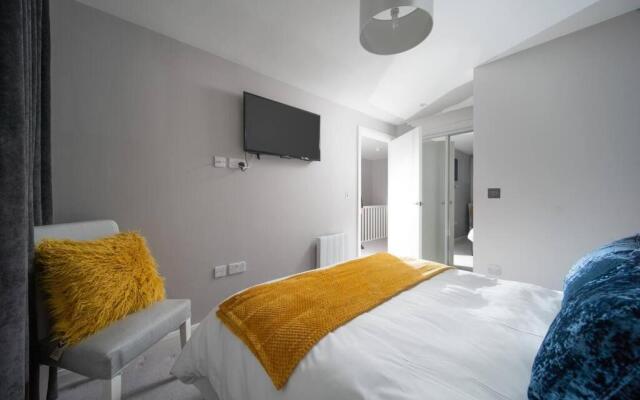 Deluxe Apartment near Cabot Circus w Parking sleeps 5