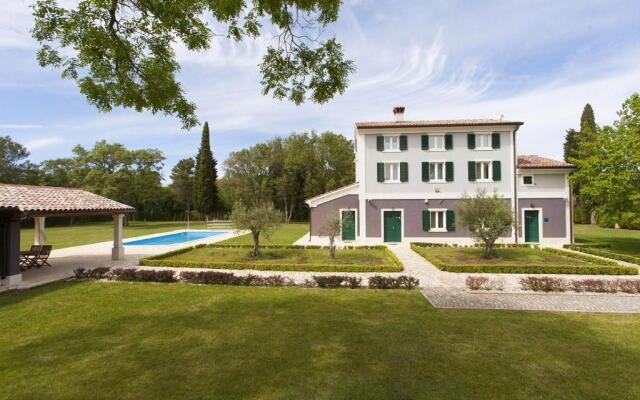 Beautiful Villa with swimming pool in the middle of a beautiful large lawn