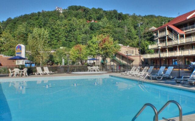 Crossroads Inn & Suites