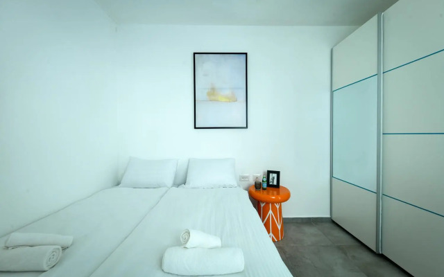 High-rise 3 bedroom Apartment with Balcony