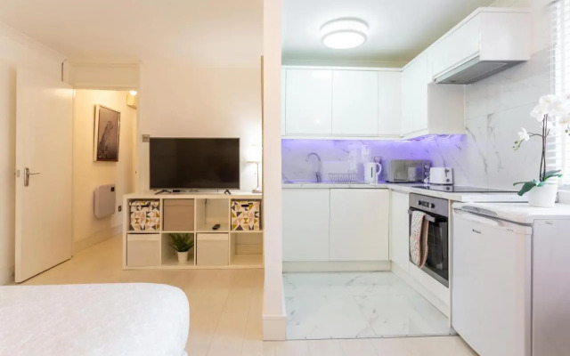 Modern apartment close to central London (zone 2)