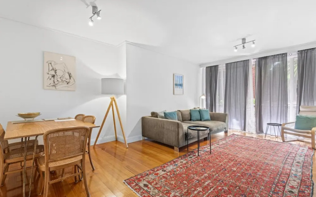 Charming Inner-city Stay- Space, Style & Location – Guest Rooms – Melbourne