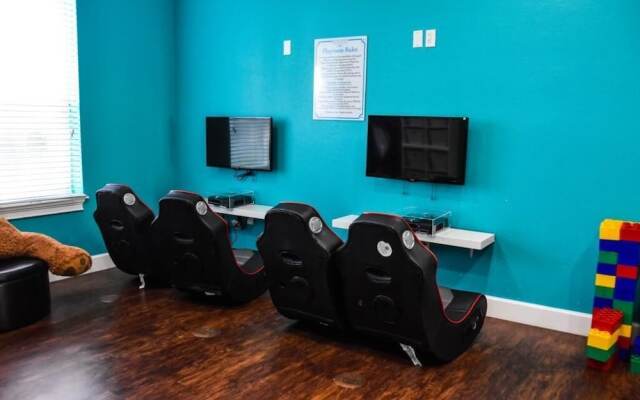 Lucaya 3 Bedroom 2 Bath Townhome!