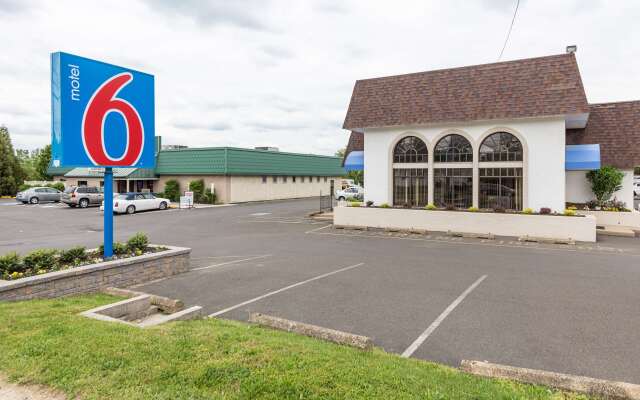 Motel 6 Warminster, PA