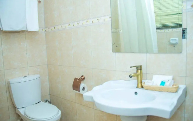 Royal Crest Hotel & Suites