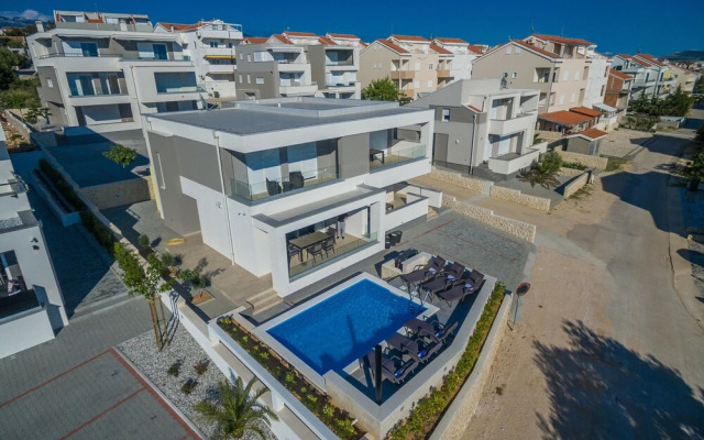 Apartments with Pool Villa Zora