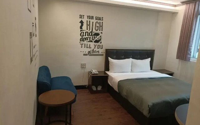 Holiday Commerce Hotel
