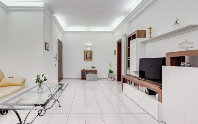 Cozy 2-Bedroom Flat with Balcony