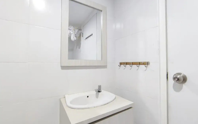 Warm And Cozy Style Studio Room At Paltrow City Apartment